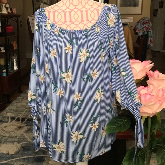 fyve Tops - 😳NWT Plus Size 2X “Coming Up Flowers” Blue Top